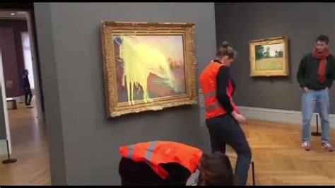 Dos activistas climáticos lanzaron puré de patata a un cuadro de Monet