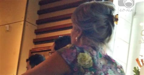 MILF HERMOSA EN MINIFALDA BUEN PAR DE NALGOTAS