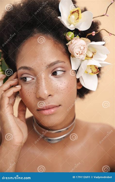 Portrait De Femme Moiti Nue Afro Am Ricaine Avec Des Fleurs Dans Les