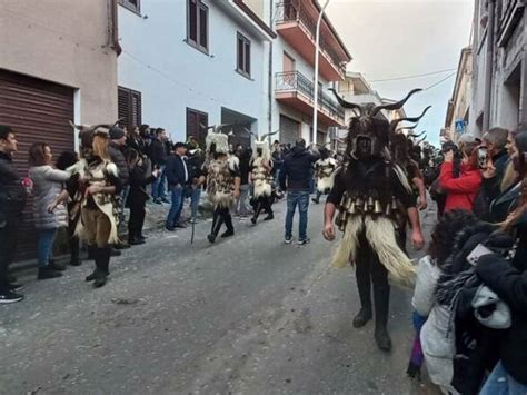 Grande Folla A Samugheo Per A Maimone Sfilata Che Apre I Grandi Eventi