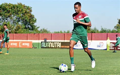 Atacante Do Fluminense Treina Normalmente E Aumenta Expectativa Por