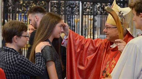 Kirche und Leben de Krönender Abschluss Weihbischof Hegge firmt in