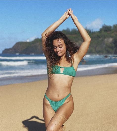 Hot Sexy Corinna Chamberlain Bikini Pics