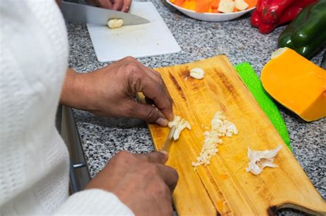 Manos De Mujer Latina Cocinando Foto Premium