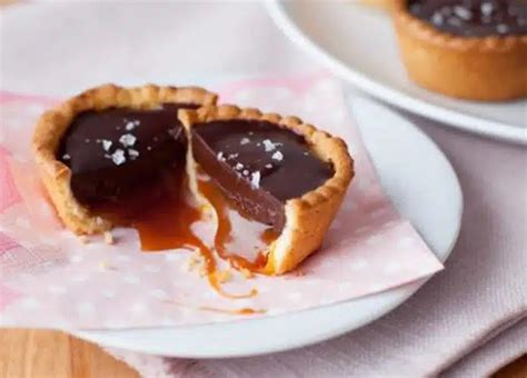 Mini tartelettes chocolat et caramel gâteau au chocolat pour le dessert