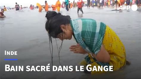 Inde Bain Sacr Dans Le Gange Pour Des Dizaines De Milliers De