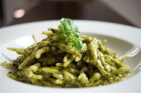 Pesto Alla Genovese La Ricetta Del Pesto Al Basilico Da Fare A Casa