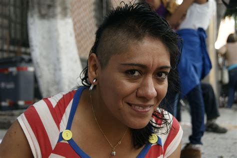 Mujeres lesbianas, una lucha con la voz en off • LADO B