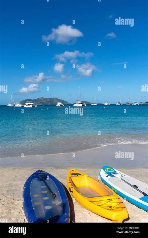 Kayaks en la playa Cane Garden Bay Tortola las Islas Vírgenes