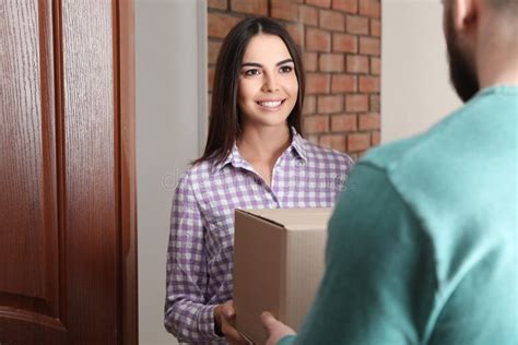 Mulher Que Recebe O Pacote Do Correio Do Servi O De Entrega Foto De