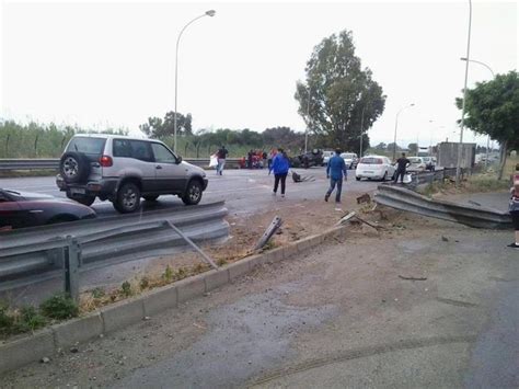 Pauroso Incidente A Reggio Calabria Sulla Ss Auto Ribaltata Ferito