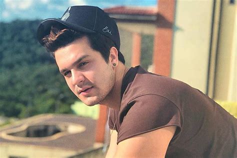 Sertanejo Luan Santana surge sem camisa e enlouquece fãs Quero sentar