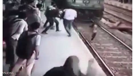 Video El Impactante Momento En El Que Un Tren Arrolla A Una Joven India