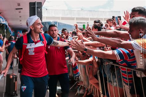 Torcida Do Fortaleza Lota Aeroporto Em Embarque Do Elenco Ao Uruguai