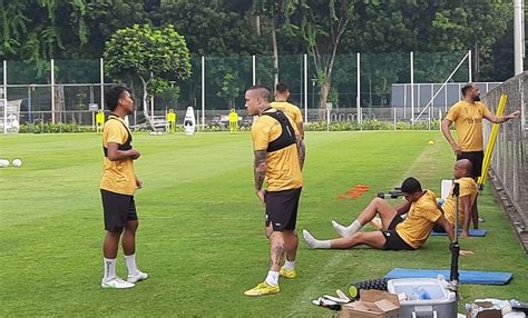 Debut Radja Nainggolan Di Bhayangkara FC Masih Buram Kenapa