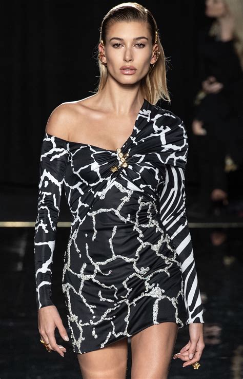 Versace Pre Fall 2019 Ready To Wear Look 17 Up Close Detail Featuring