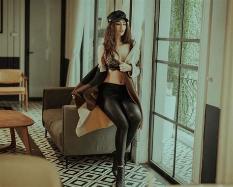 Hồng Quế Từ chân dài chụp nude nổi loạn đến người đàn bà sexy