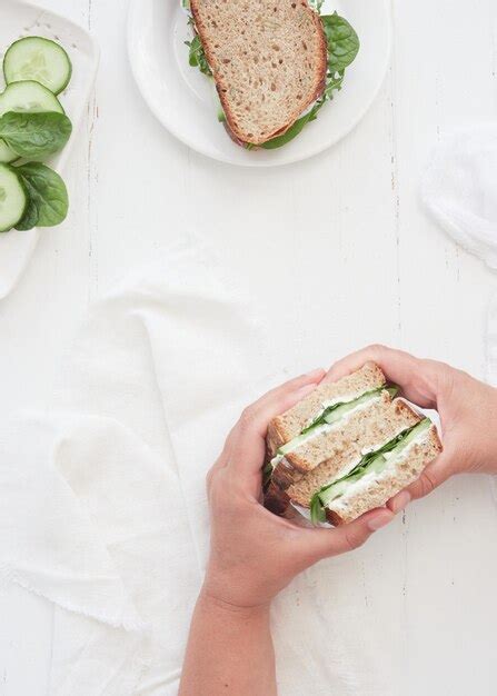 Sanduíche de conceito de lanche vegetariano saudável pepino e