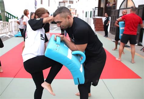 Playa Blanca acoge un taller de técnicas de defensa personal femenina