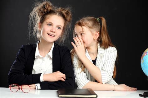 Две подружки школьницы обнимают друг друга Школьная форма Белая ...