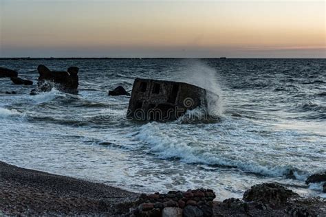 Ruinas Viejas Del Fuerte De La Guerra En La Playa Imagen De Archivo