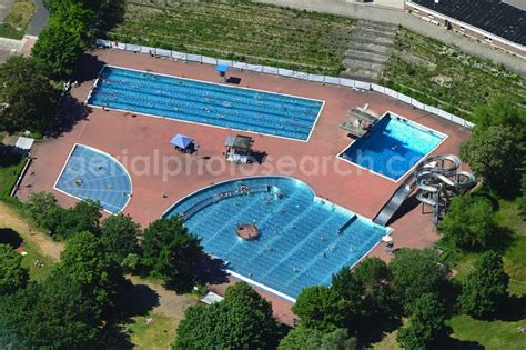 Aerial image Berlin - Swimming pool and grounds with sunbathing areas of the Am Schlosspark ...