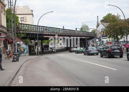 Ein Transparent Sternbrücke bleibt als Zeichen des Protests gegen den