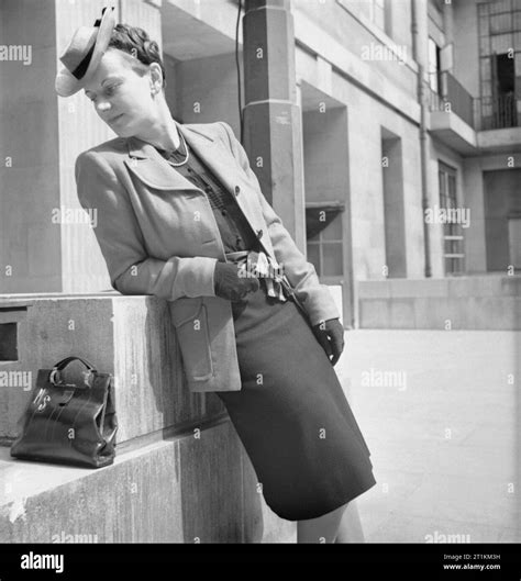 Cómo Una Mujer Británica En Tiempos De Guerra Utilidad Vestidos Ropa En Gran Bretaña 1943 Un