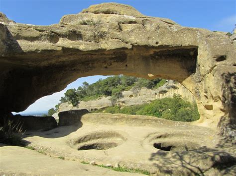 Grottes de Calès Parc Naturel Régional des Alpilles Randonnée