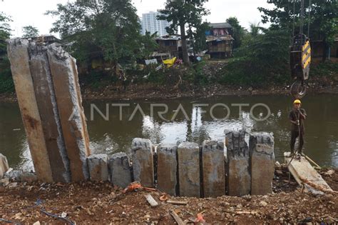 NORMALIASASI SUNGAI CILIWUNG ANTARA Foto