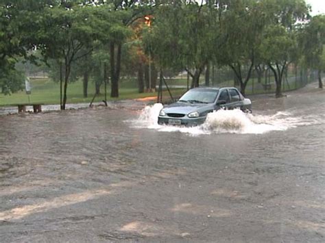 G1 Córregos transbordam e vias ficam alagadas temporal em