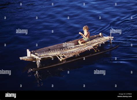 Junge in einem boot Fotos und Bildmaterial in hoher Auflösung Alamy