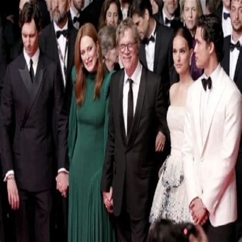 Natalie Portman Julianne Moore Sex Scandal Drama May December Heats Up