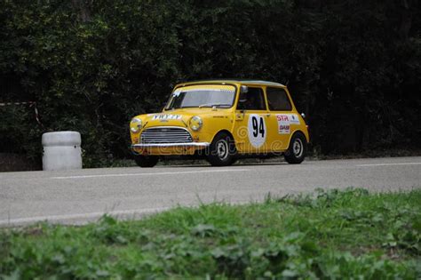 Corrida De Carros Mini Cooper Amarelos Na Estrada Imagem De Stock