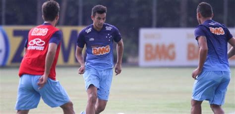 Cruzeiro Renova Contrato Do Volante Henrique Por Mais Tr S Temporadas