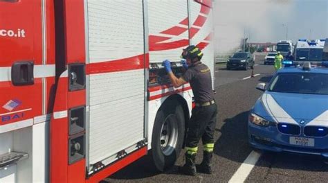 Camion Si Ribalta Sull A Chiuso Il Casello Di Peschiera Del Garda