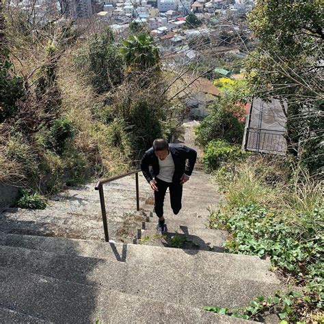 坪井慶介さんのインスタグラム写真 坪井慶介instagram 「遂に温泉番組に‼️ その名は「筋肉温泉」温泉3の筋肉7でお届けします😅 ぜひご覧ください🙇‍ ※写真は撮影前に階段ダッシュ