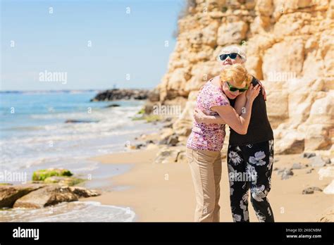 ältere Frauen Am Strand Fotos Und Bildmaterial In Hoher Auflösung Alamy