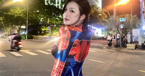 Ngắm màn cosplay Spider man khó thở của hot girl 10X đi chơi Halloween tự tin nổi bật nhất phố