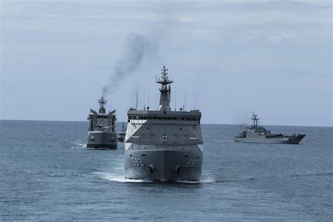 Parade Kapal Perang TNI AL Di Laut China Selatan