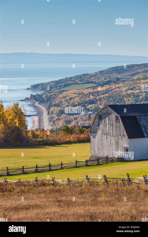 Canad Qu Bec Sainte Irenee Vista Elevada De La Granja Y El R O San