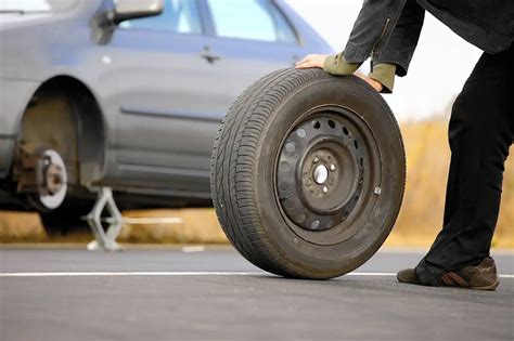 Cómo cambiar la llanta de un carro Autolab