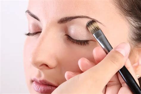 How To Apply Liquid Eyeliner For Beginners