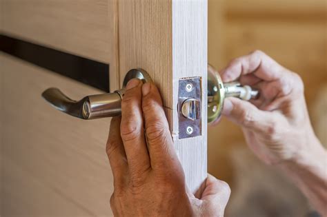 Как установить замок в межкомнатную дверь