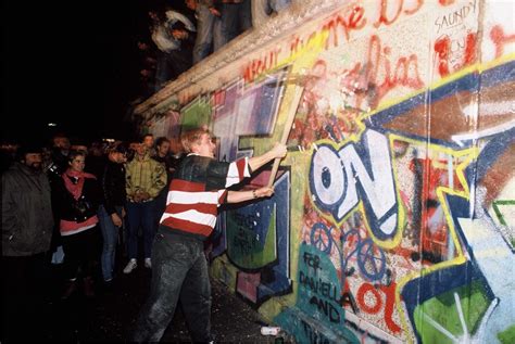 La Caduta Del Muro Di Berlino A 30 Anni Ecco Miti E Leggende Wired