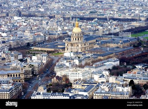 Toma aérea de edificios históricos y la cúpula de los Inválidos de