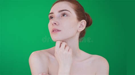 Posa Della Donna Della Testarossa Sorridente Sulla Macchina Fotografica Con Le Spalle Nude