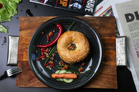 Bagels con salmón queso crema y pepinillos Receta fácil para el desayuno