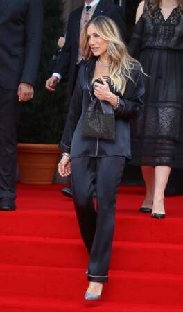 PHOTOS Sarah Jessica Parker fête les ans de Sex and The City en Intissimi dans les rues de