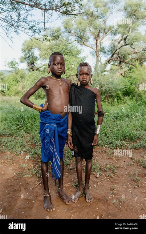 Etiopía OMO VALLEY 6 de mayo Los muchachos de más salvajes y